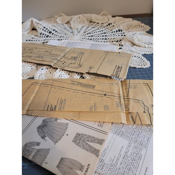 2 Betsy McCall Patterns 8139 amd7934, 18" Doll Outfits - Picture 5 of 5